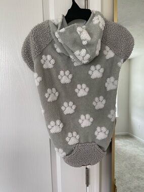 Koolaburra by Ugg Gray Sherpa Dog Sweatshirt with Brown Bone Patch
